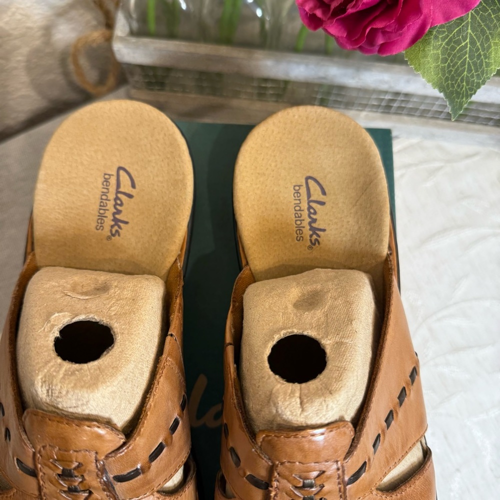 Women's Clarks bendables
Ina Bow Tan Slip in Mule
Sandals Women's Sz 9 1/2 - Picture 4 of 10